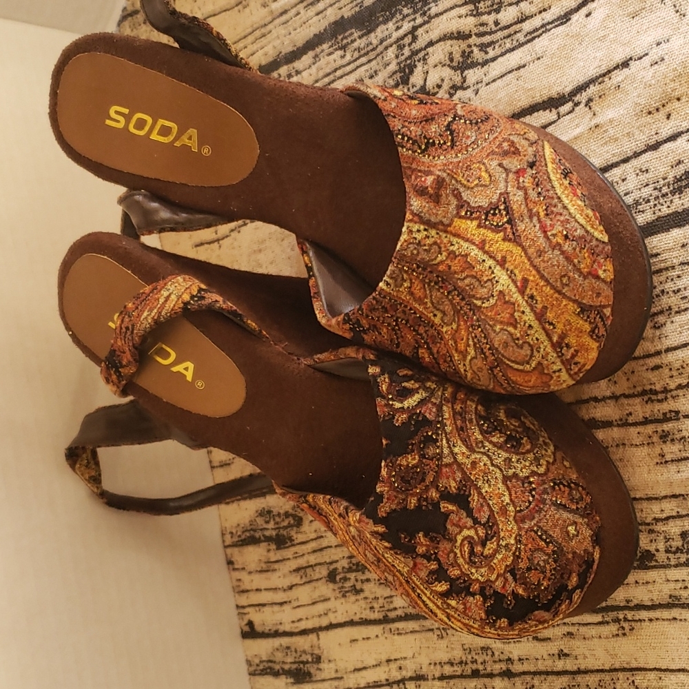Brown wedge